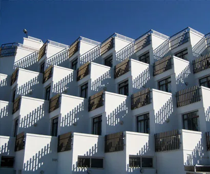 Fachada de edificio residencial con balcones escalonados